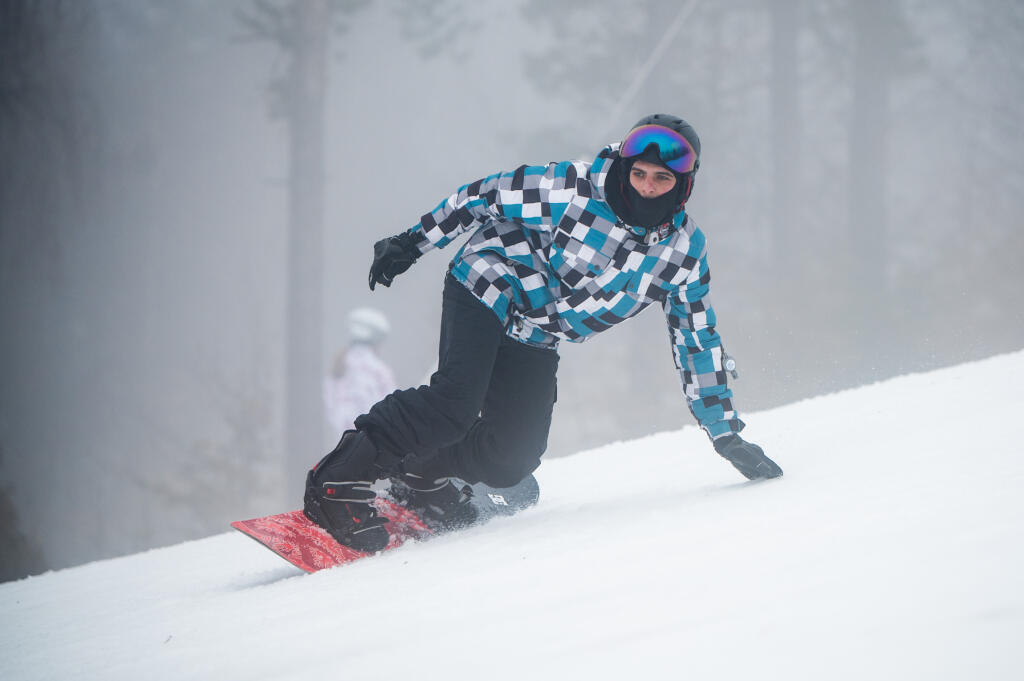 Na snímke návštevník sa snowboarduje počas hustej hmly v lyžiarskom areáli Ski Lysá 26. decembra 2022. FOTO TASR - Veronika Mihaliková