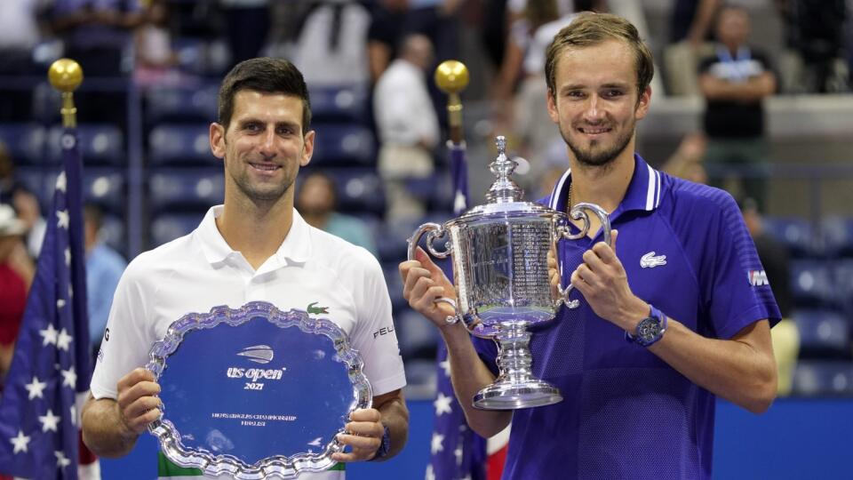 KK9 New York - Ruský tenista Daniil Medvedev (vpravo) pózuje s trofejou po víťazstve nad Srbom Novakom Djokovičom (vľavo) vo finále mužskej dvojhry na grandslamovom turnaji US Open 12. septembra 2021 v New Yorku. Ruský tenista Daniil Medvedev sa stal víťazom mužskej dvojhry na US Open a získal prvý grandslamový titul v kariére. Vo finále zvíťazil po životnom výkone ako nasadená dvojka nad turnajovou jednotkou Srbom Novakom Djokovičom 6:4, 6:4, 6:4 a prekazil mu kalendárny Grand Slam. FOTO TASR/A