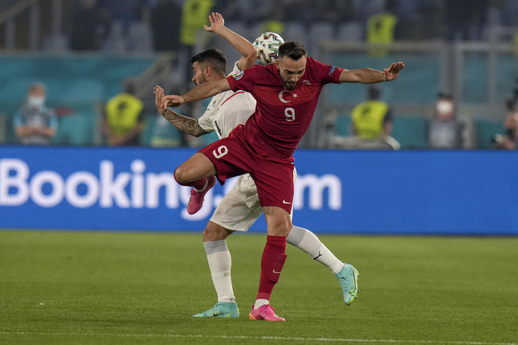 JB 48 Rím - Turecký hráč Kenan Karaman (vpredu) v súboji s Talianom Leonardom Spinazzolom v zápase A-skupiny Turecko - Taliansko na EURO 2020 vo futbale v Ríme 11. júna 2021. FOTO TASR/AP
Turkey's Kenan Karaman is challenged by Italy's Leonardo Spinazzola during the Euro 2020, soccer championship group A match between Italy and Turkey, at the Rome Olympic stadium, Friday, June 11, 2021. (AP Photo/Alessandra Tarantino, Pool)