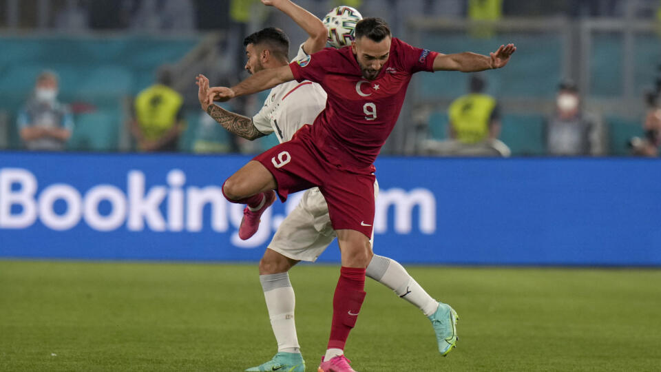 JB 48 Rím - Turecký hráč Kenan Karaman (vpredu) v súboji s Talianom Leonardom Spinazzolom v zápase A-skupiny Turecko - Taliansko na EURO 2020 vo futbale v Ríme 11. júna 2021. FOTO TASR/AP
Turkey's Kenan Karaman is challenged by Italy's Leonardo Spinazzola during the Euro 2020, soccer championship group A match between Italy and Turkey, at the Rome Olympic stadium, Friday, June 11, 2021. (AP Photo/Alessandra Tarantino, Pool)