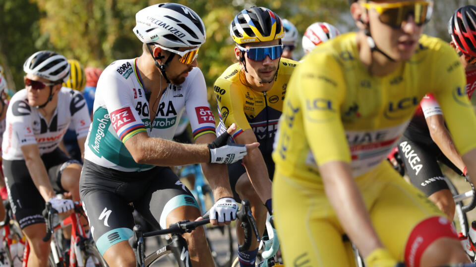 EBE 56 Mantes-La-Jolie - Na snímke vľavo slovenský cyklista Peter Sagan (Bora-Hansgrohe) a Slovinec Primož Roglič (Jumbo-Visma) sa rozprávajú, v popredí vedúci pretekár v žltom drese Tadej Pogačar počas záverečnej 21. etapy 107. ročníka prestížnych pretekov Tour de France z Mantes-la-Jolie do Champs-Élysées v Paríži (122 km) v nedeľu 20. septembra 2020. FOTO TASR/AP
Slovakia's Peter Sagan, left, and Slovenia's Primoz Roglic, center, talk as they ride behind Slovenia's Tadej Pogacar, wearing the 