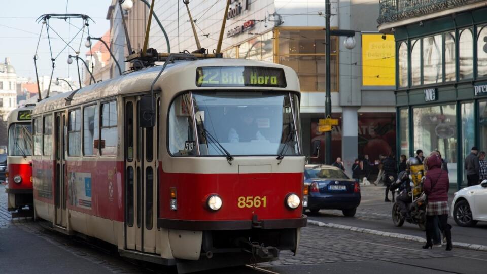 Muž vyčíňa v pražských električkách.