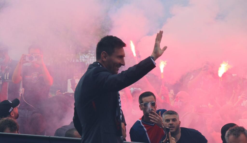 Fanúšikovia už dva dni pred Messiho príchodom stáli v davoch pred štadiónom PSG a potom, ako bolo jasné, že Argentínčan zmení dres, sa pred Park princov nahrnul snáď celý Paríž. Fanúšikovia zapaľovali svetlice, liezli po dopravných značkách, aby mali lepší výhľad.
