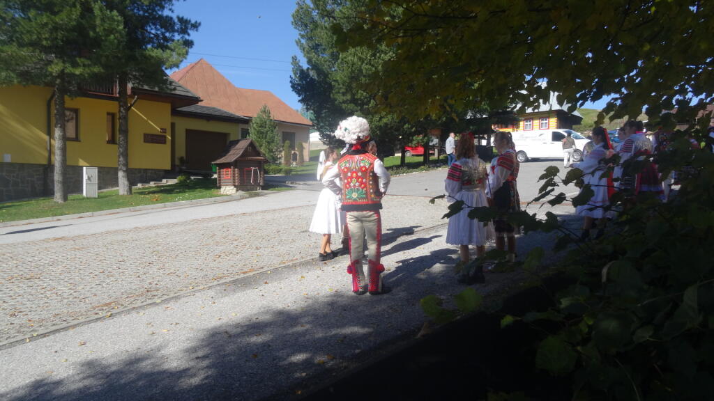 Znalci goralského kroja vysvetlili, že pierko, ktoré mali slobodní muži na hlave je družbovské.