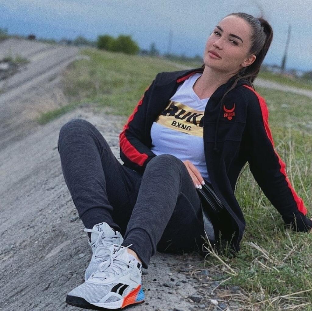 Sexi Ruska nezaháľa v žiadnom prípade a krása je v jej podaní len čerešničkou na torte.