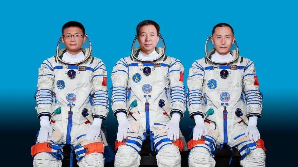 L'équipage de trois hommes du vaisseau spatial chinois Shenzhou 16.