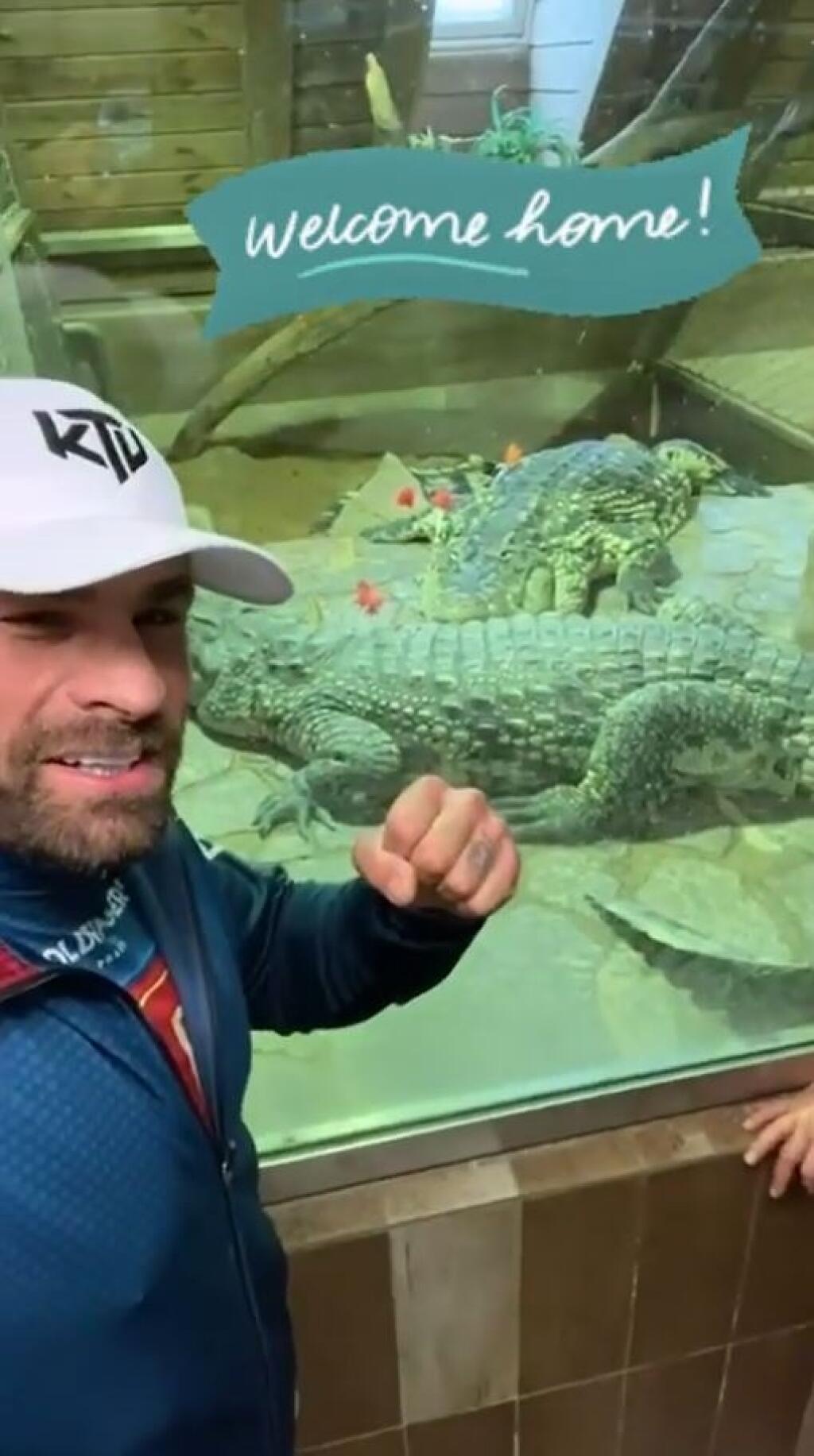 Karlos Vémola navštívil vo štvrtok chovnú stanicu krokodílov v Protivíne, odkiaľ si aj dva kúsky odviezol. Vyložiť ich bola celkom dráma.