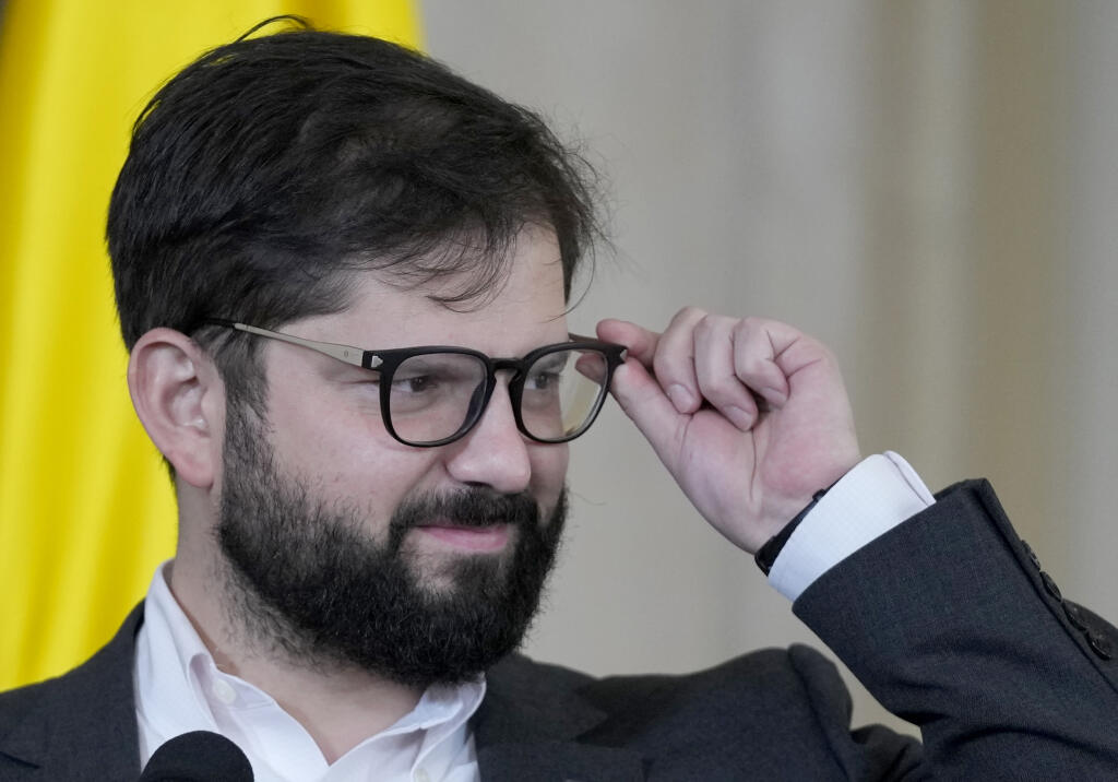 KK27 Bogota - Na snímke čilský prezident Gabriel Boric si dáva okuliare počas tlačovej konferencie s kolumbijským prezidentom Gustavo Petrom v Bogote 8. augusta 2022.