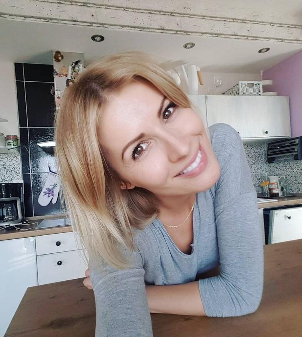 Kuchyňa bola pôvodne čierna, toto je jen novšia verzia. Mirka si prerábala kuchyňu sama...