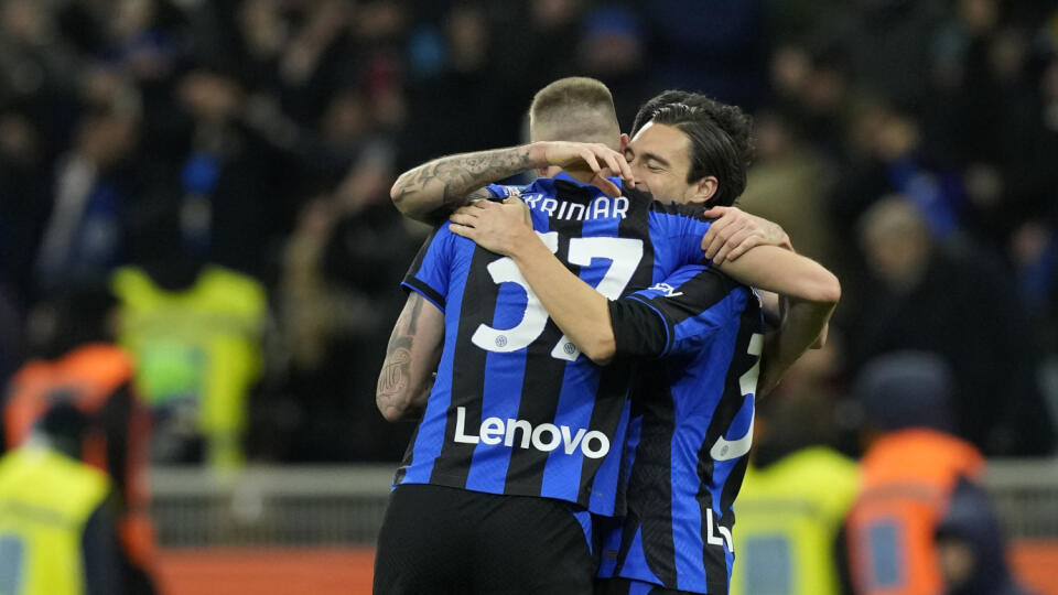 WA 20 Miláno - Slovenský futbalista v drese Interu Miláno Milan Škriniar (chrbtom) sa objíma so svojím spoluhráčom po výhre 1:0 v mestskom derby 21. kola talianskej Serie A Inter Miláno – AC Miláno v Miláne v nedeľu 5. februára 2023. FOTO TASR/AP
Milan players celebrate at the end of the Serie A soccer match between Inter Milan and AC Milan at the San Siro Stadium, in Milan, Italy, Sunday, Feb. 5, 2023. (AP Photo/Antonio Calanni)