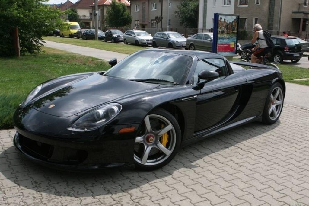 Najdrahšie z Gáboríkovej zbierky však nie je Ferrari 458, ale Porsche. Za 330-tisíc eur si zaobstaral čierne Porsche Carrera GT. AJ cena poistky na takéto auto je drahšia, ako väčšina áut strednej triedy. V roku 2015 vyšla na približne 23-tisíc eur. Keď môžete ísť 330 kilometrov za hodinu, tak sa takému vysokému poistnému nemôže niekto čudovať.