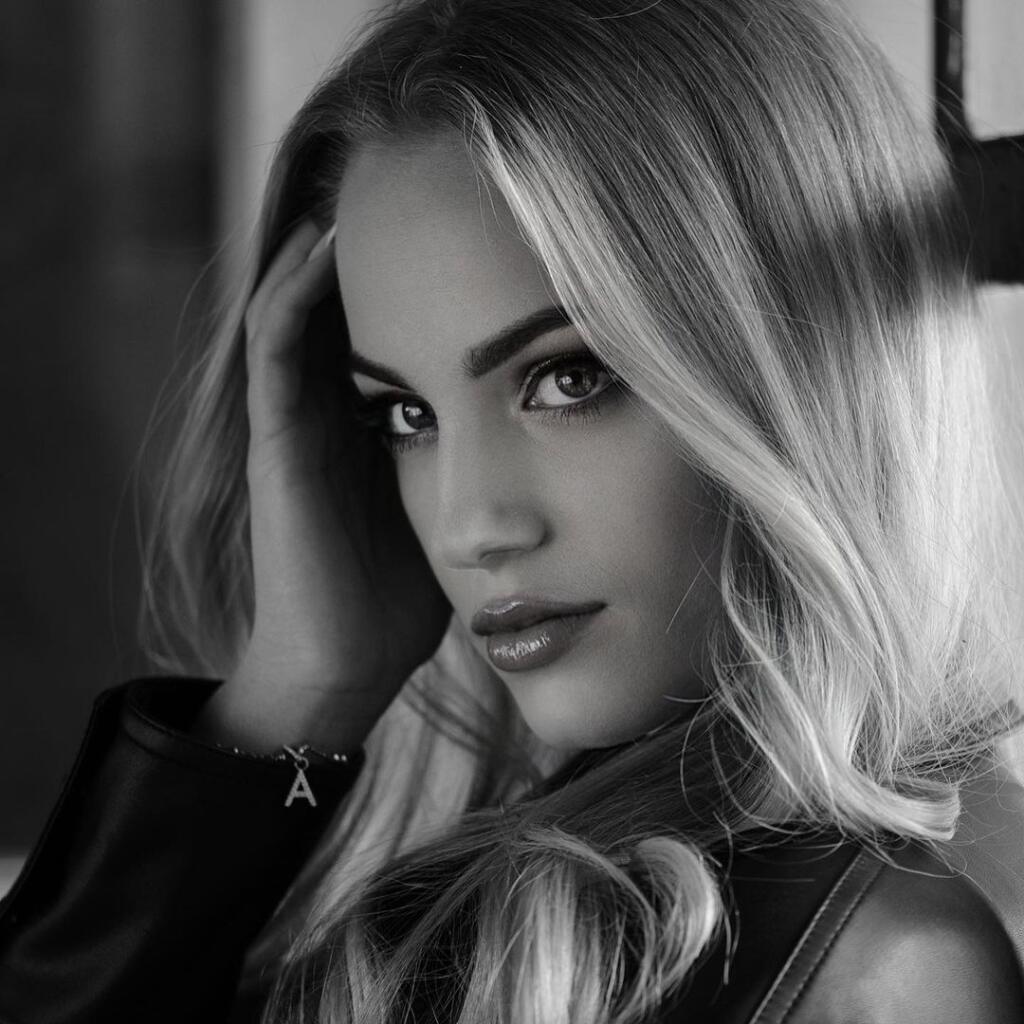 Sexi Ana Maria Markovič sa okrem futbalu živí aj modelingom. Určite sa v ňom nestratí.