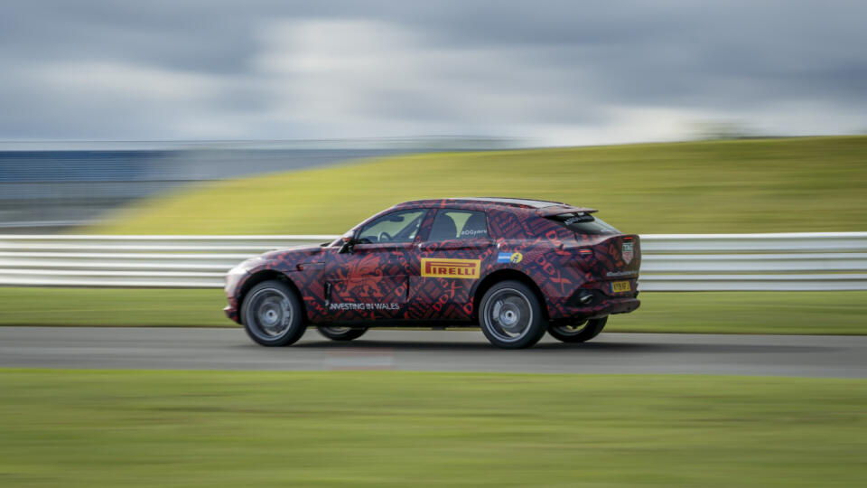 Aston Martin DBX.