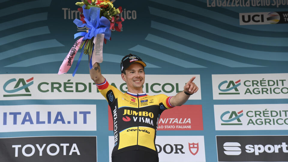 Slovinský cyklista Primož Roglič z tímu Jumbo-Visma sa teší na pódiu z víťazstva v 4. etape pretekov Tirreno-Adriatico na 219 km dlhej trati z Greccie do Totroreta 9. marca 2023.