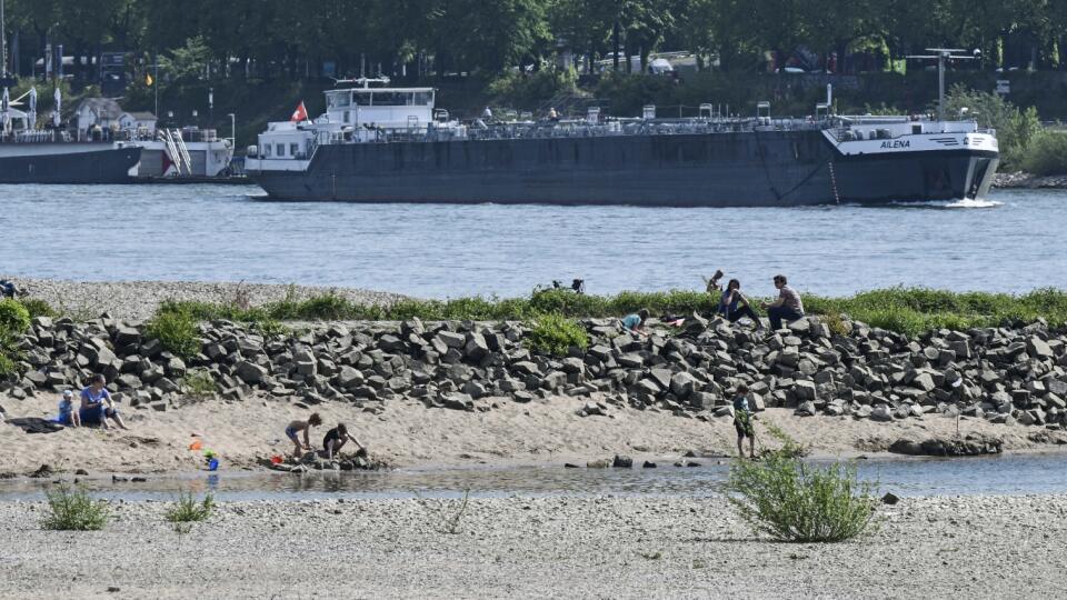 JB 30 Kolín nad Rýnom - Ľudia si vychutnávajú slnečné počasie na vyschnutom brehu rieky Rýn v Kolíne nad Rýnom 27. apríla 2020. Tohtoročný apríl bol jedným z najsuchších mesiacov, pričom spôsobil problémy nielen farmárom ale aj priemyslu. FOTO TASR/AP
People enjoy the sunny weather on dry river banks of Germany's most important river Rhine in Cologne, Germany, Monday, April 27, 2020. This year's April was one of the driest month since records began and makes problems not only to the farmers but