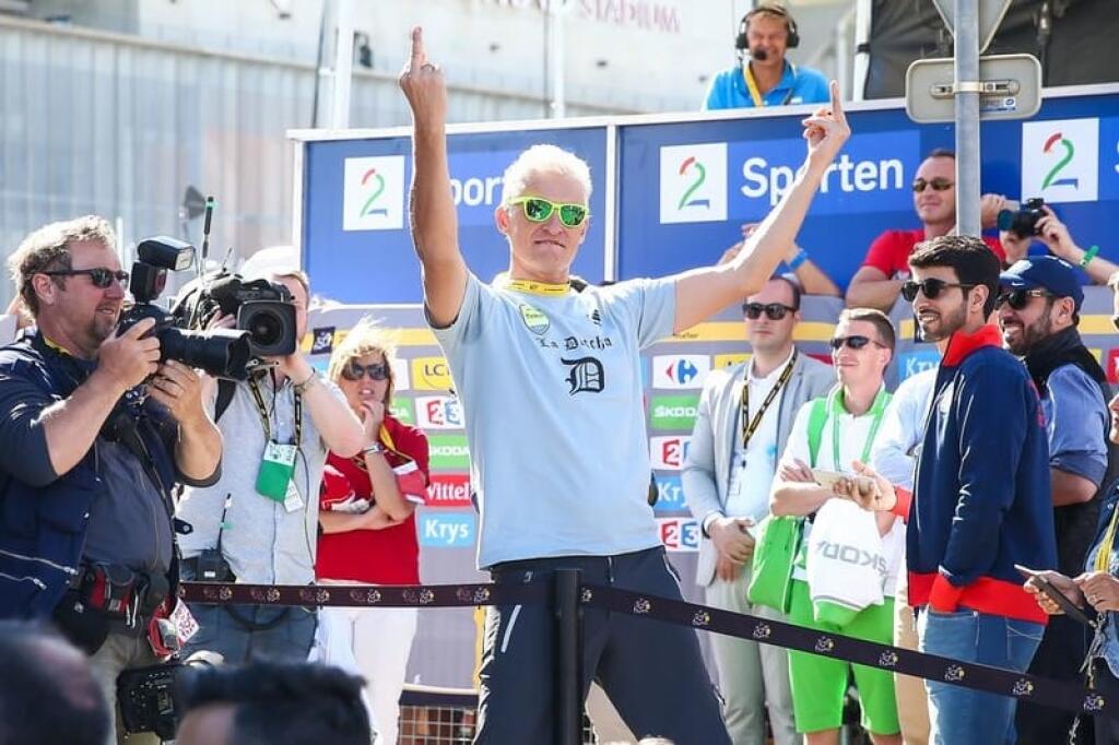 Aj takto oslavoval Tiňkov Saganove víťazstvá - zdvihnutými prostredníkmi.