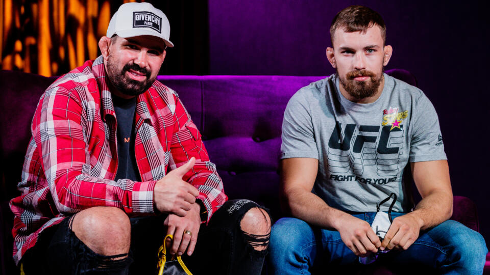 Tlačová konferencia s bojovníkom MMA Ľudovítom "Lajošom" Kleinom, ktorý sa ako prvý Slovák predstavil v prestížnej organizácii UFC a pri svojej premiére medzi elitou na podujatí UFC 253 v Abú Zabí zdolal Novozélanďana Shanea Younga v perovej divízii KO po 76 sekundách. Na snímke Attila Végh a Ľudovít Klein.
