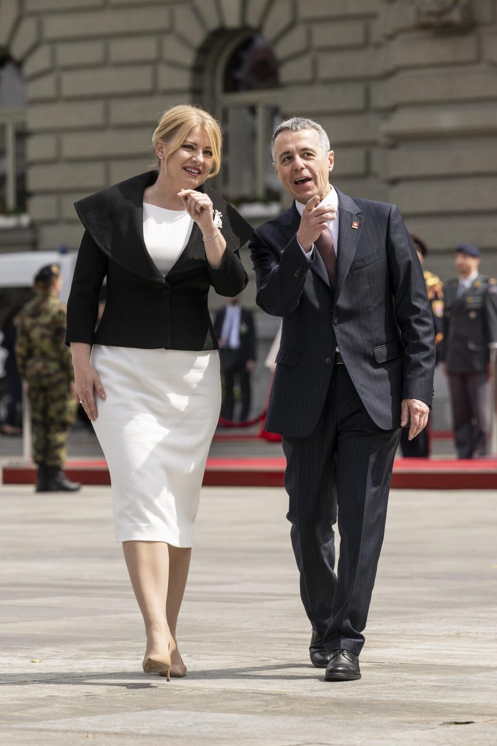 Švajčiarsky prezident Ignazio Cassis víta slovenskú prezidentku Zuzanu Čaputovú s vojenskými poctami v Berne 19. mája 2022.