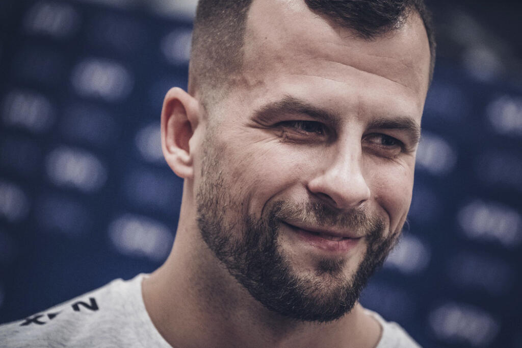 Petřinu môžu fanúšikovia bojových športov poznať tiež z boxerského zápasu so slovenským raperom Patrikom
