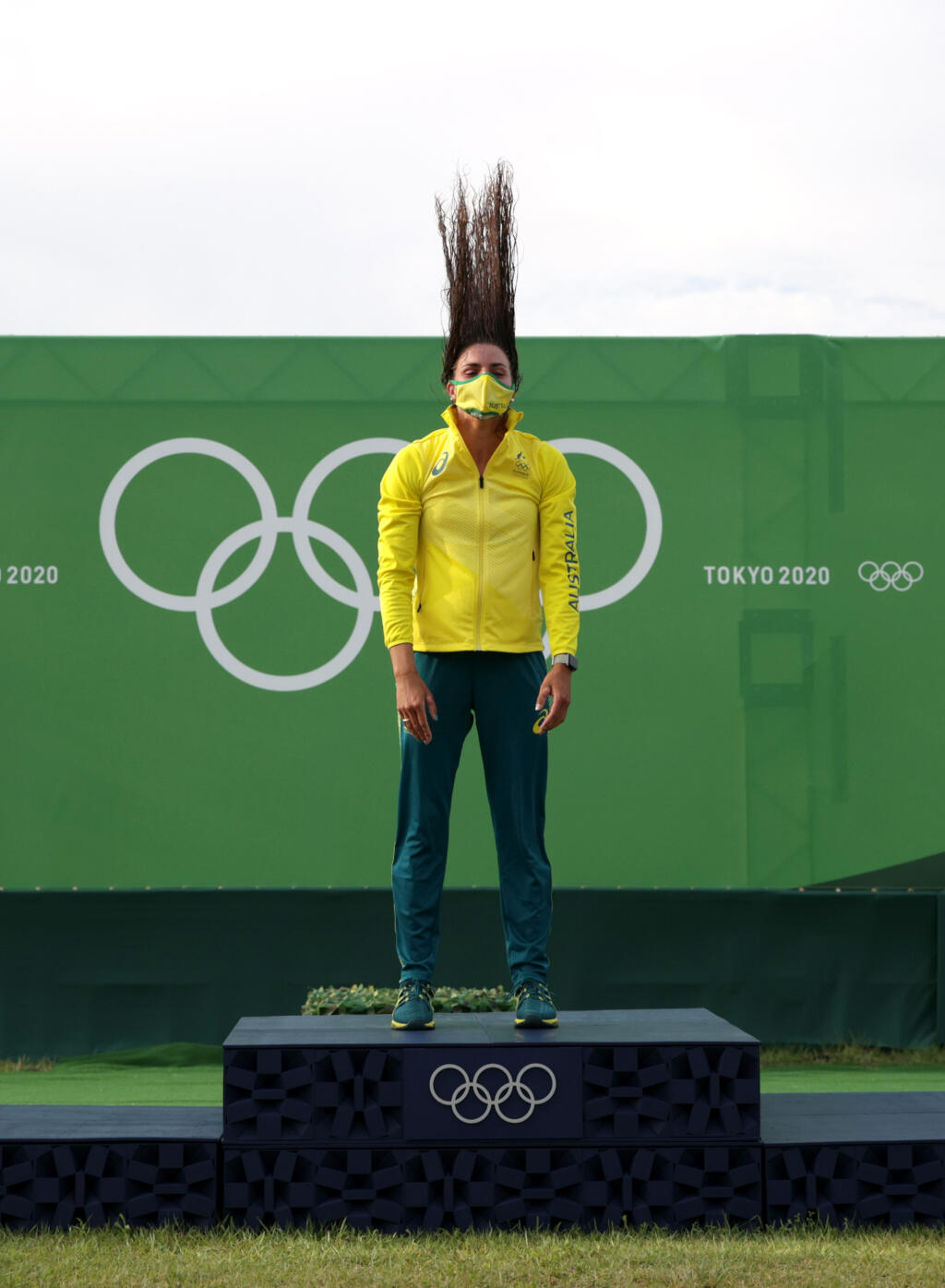 Kanoistka Jessica Foxová z Austrálie oslavuje svoju zlatú jazdu á la Marge Simpsonová.