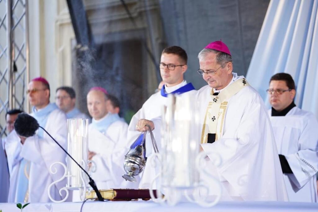 Slávnostnú omšu celebroval arcibiskup Stanislav Zvolenský.