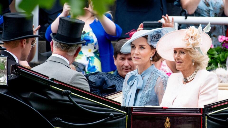 Charles s Camillou, Williamom a Kate v kočiari