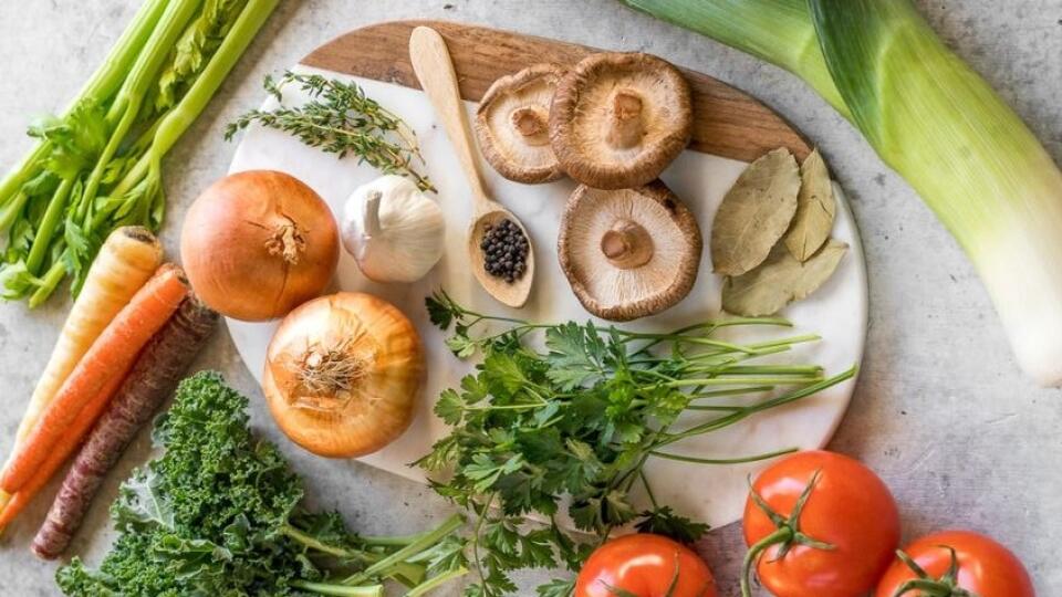 Pri príprave bujónu sa môžete vyblázniť a použiť rôzne ingrediencie.