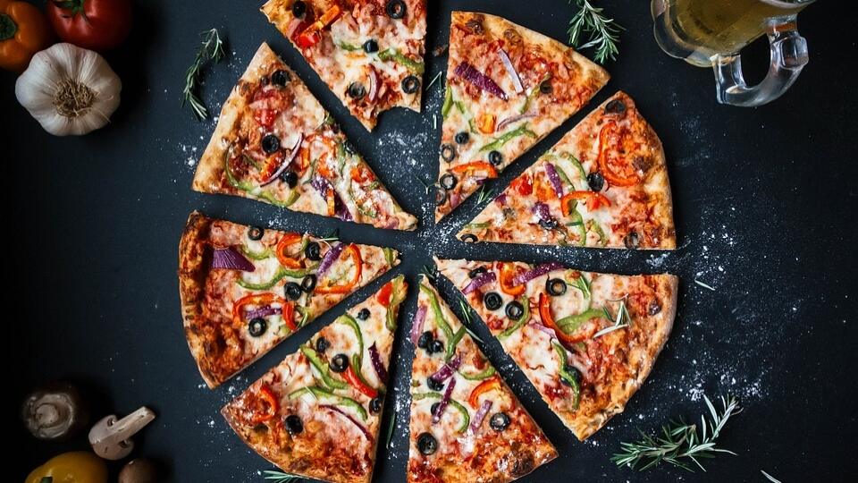 Dnes je ten deň, kedy sa treba vybrať na pizzu alebo si ju spraviť doma.
