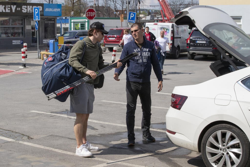 Slafkovského kedysi nosil na aute otec. Napríklad na olympiáde hral, keď mal ešte len 17 rokov. Teraz už šoféruje sám a v Montreale si užíva poriadne žihadlo.