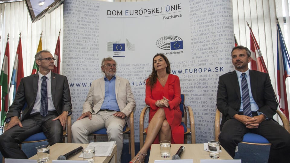 Na snímke zľava europoslanec Ivan Štefanec, bloger Ján Benčík, europoslankyňa Monika Beňová a riaditeľ Informačnej kancelárie Európskeho parlamentu na Slovensku Robert Hajšel počas slávnostného odovzdávania Ceny európskeho občana za rok 2017 blogerovi Jánovi Benčíkovi v Bratislave 10. júla 2017. Ján Benčík získal cenu spolu s ďalšími 49 laureátmi z krajín Európskej únie. FOTO TASR - Andrej Galica