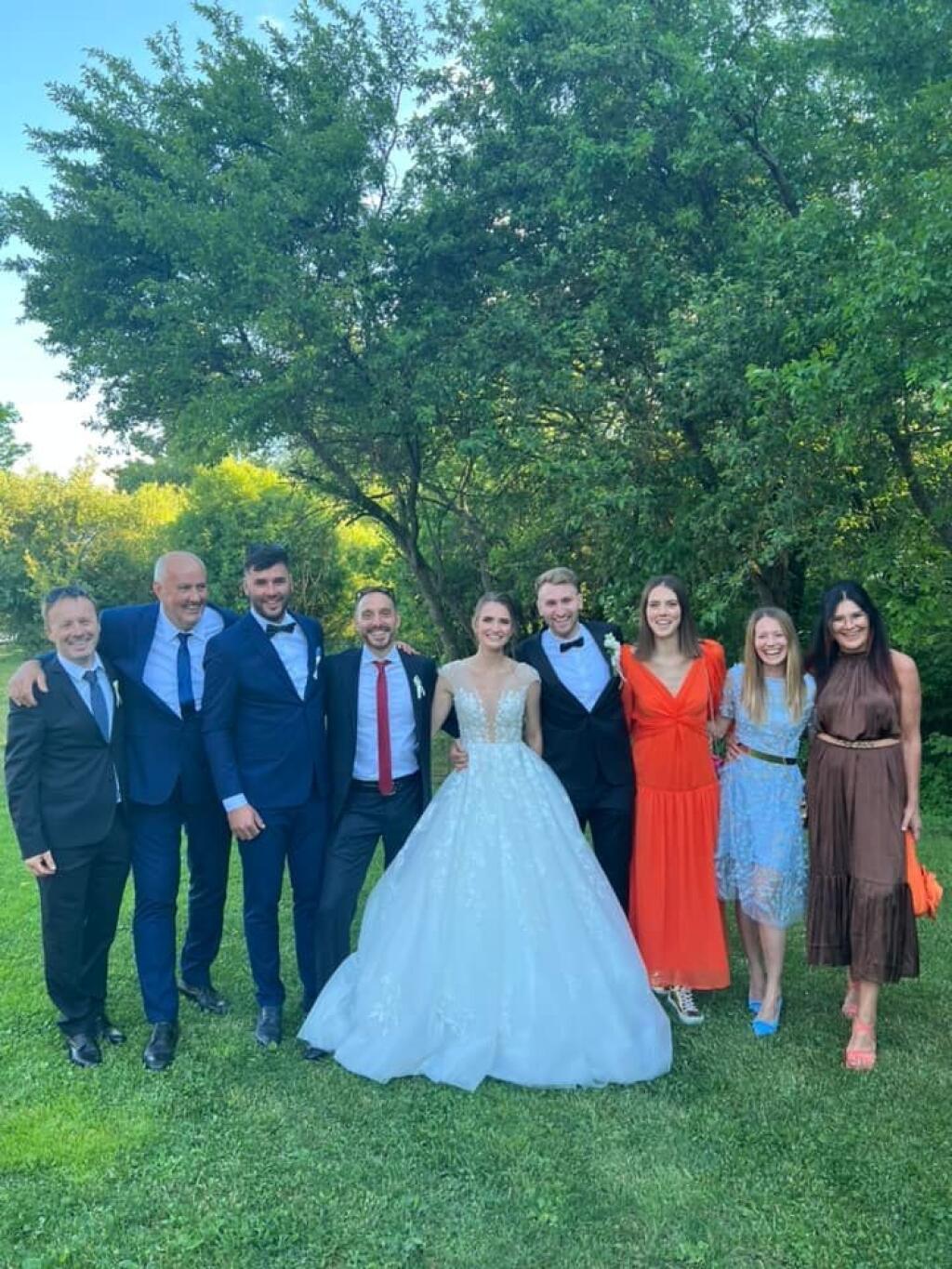 Na svadbe kondičného trénerea nechýbala Petra Vlhová s rodičmi a s tímom.