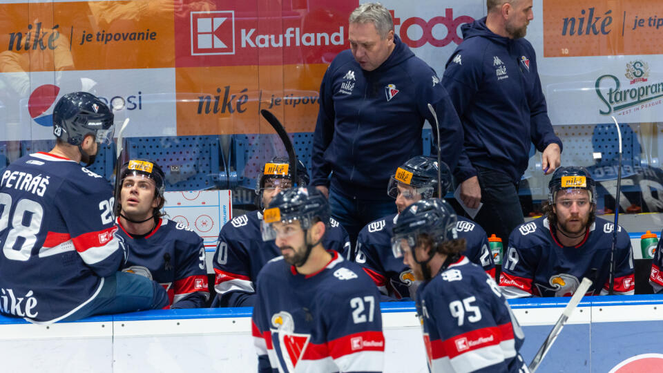 Tipos extra liga. Hokejový zápas medzi HC Slovan Bratislava a HK Nitra. HC Slovan Bratislava po prvý krát nastúpil pod vedením Petra Oremusa na poste hlavného trénera.