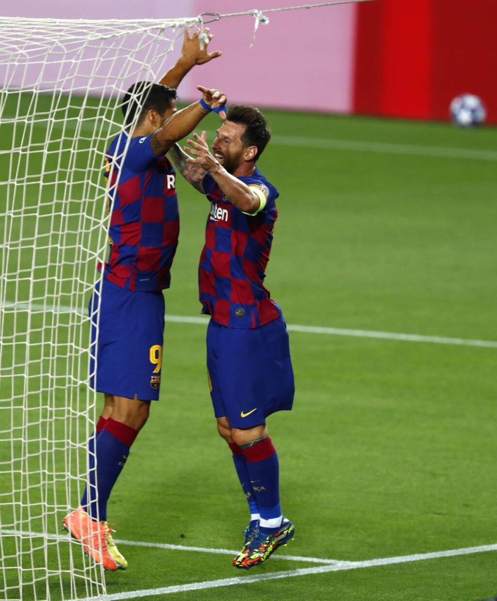 JB 20 Barcelona - Hráč Barcelony Lionel Messi (vpravo) oslavuje so spoluhráčom Luisom Suárezom tretí gól do bránky Neapola, ktorý bol neskôr neuznaný v zápase osemfinálovej odvety Ligy majstrov UEFA 2019/2020 FC Barcelona - SSC Neapol v Barcelone 8. augusta 2020. FOTO TASR/AP
CORRECTS THAT THE GOAL WAS DISALLOWED - Barcelona's Lionel Messi, right, celebrates with Luis Suarez after scoring his side's third goal which was later disallowed during the Champions League round of 16, second leg soccer