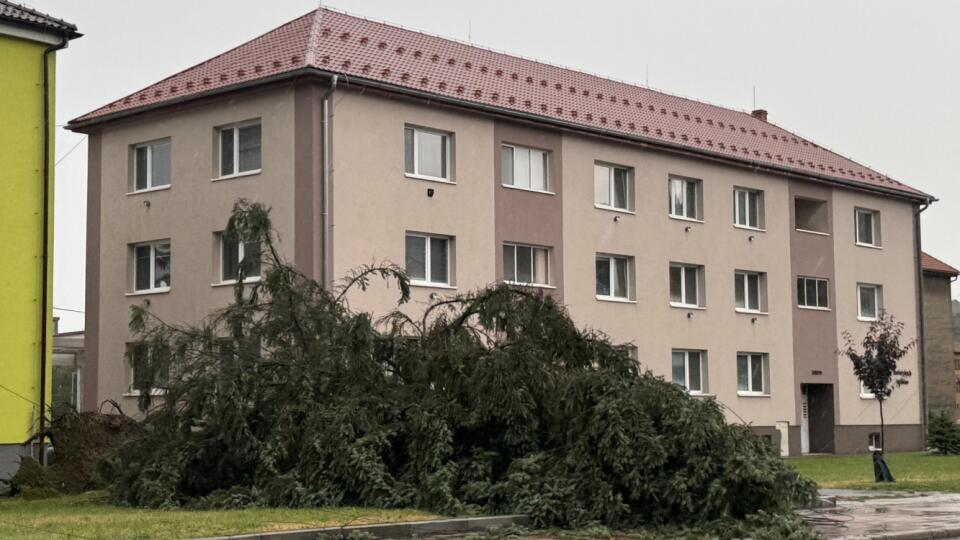 Vo Svidníku aktuálne odstraňujú následky búrky, ktorá sa prehnala mestom. V celom meste je tiež výpadok elektrického prúdu. Svidník, 7. júla 2025. FOTO TASR - Maroš Černý