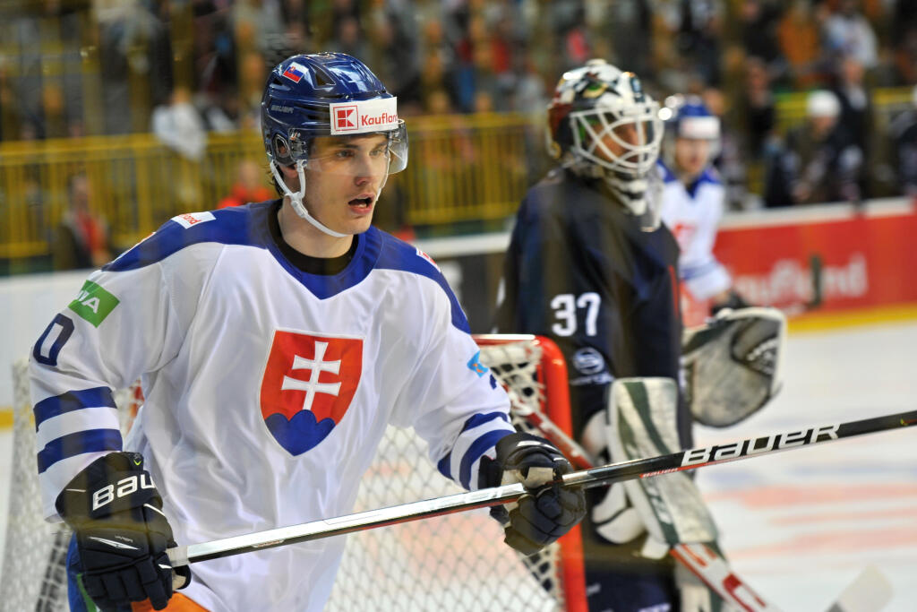 Juraj Slafkovský v drese slovenskej hokejovej reprezentácie.