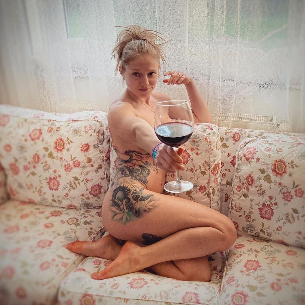 Nahé telo Mašková viackrát predviedla aj na instagrame a inak to nebolo ani v prvý deň roka 2021. Češka, ktorá minulý rok vyhlásila, že odbojuje svoj posledný zápas v kariére, no medzitým už stihla ukončiť kariéru, sa ukázala kompletne nahá, jej telo „obliekali“ len početné tetovania.