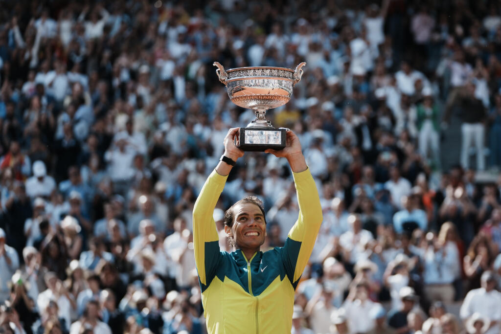 JB 82 Paríž - Španielsky tenista Rafael Nadal zdvíha trofej po jeho výhre nad Nórom Casperom Ruudom vo finále mužskej dvojhry na grandslamovom turnaji Roland Garros v Paríži 5. júna 2022. FOTO TASR/AP
Spain's Rafael Nadal lifts the cup after defeating Norway's Casper Ruud during their final match of the French Open tennis tournament at the Roland Garros stadium Sunday, June 5, 2022 in Paris. Nadal won 6-3, 6-3, 6-0. (AP Photo/Thibault Camus)