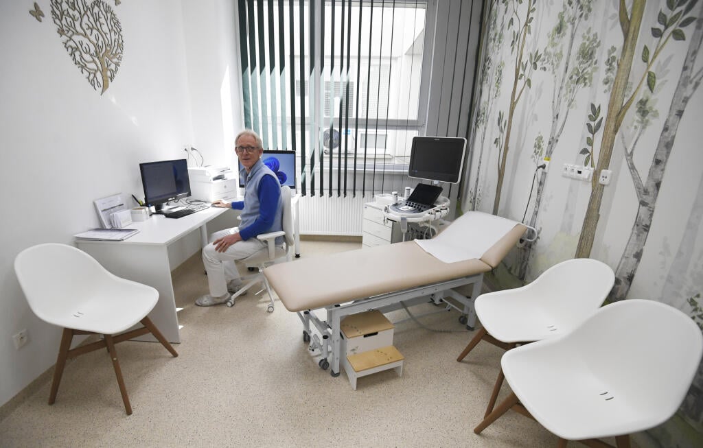 Z otvorenia zrekonštruovaného oddelenia pediatrickej kardiológie v Detskej fakultnej nemocnici (DFN) v Košiciach 18. apríla 2023. Na snímke IT technik nastavuje počítač v ambulancii. FOTO TASR- František Iván 