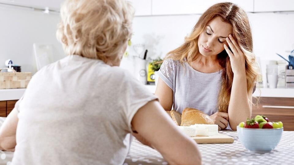 Keď mi mamin frajer vykĺbil ruku, udala som ho.