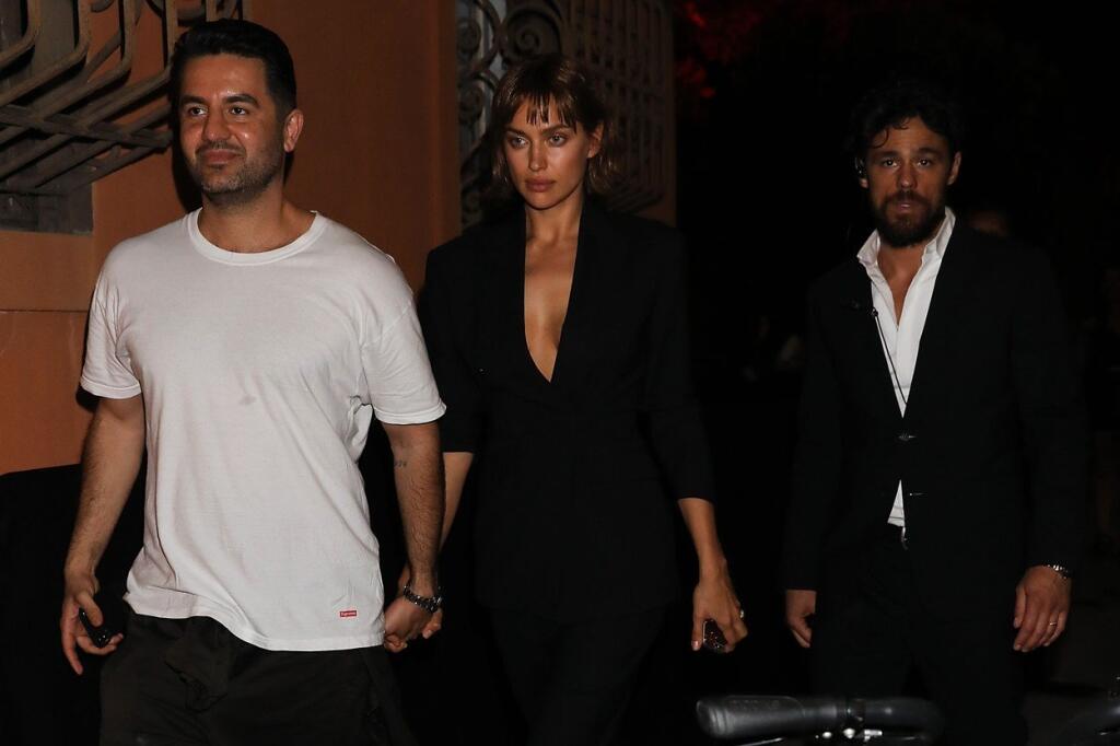 Irina Shayk šokovala všetkých zmenou imidžu aj outfitom. Ukázala v ňom zvodné poprsie.