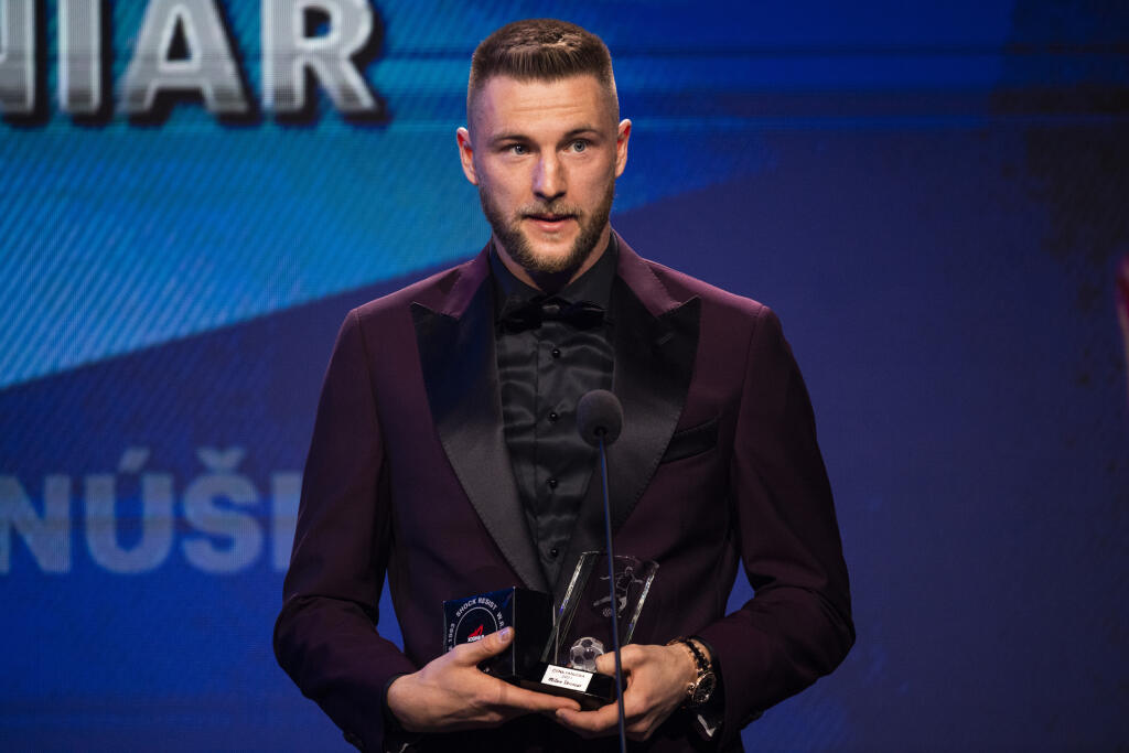 Z vyhlasovania výsledkov 29. ročníka ankety o najlepšieho futbalistu Slovenskej republiky za rok 2021 v Šamoríne 22. marca 2022. Na snímke Milan Škriniar (Inter Miláno) s Cenou fanúšika za rok 2021.