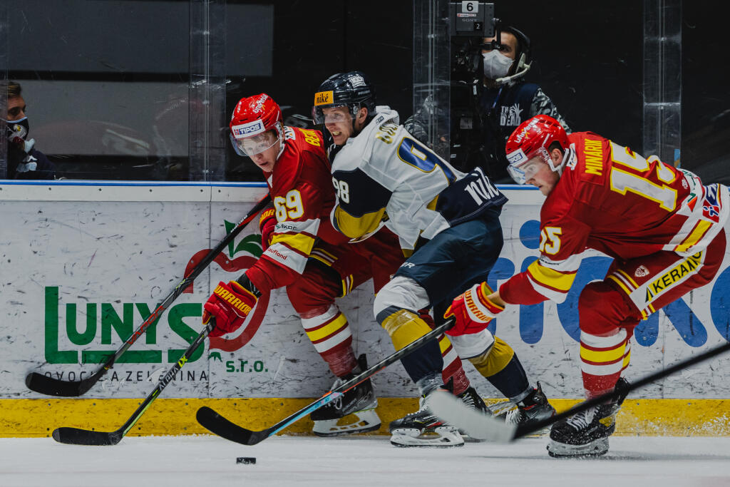 Na snímke Andrej Golian (Slovan) a Šimon Beták (Trenčín) počas zápasu 1.kola Tipos Extraligy 2021/2022 medzi HC Slovan Bratislava a HK Dukla Trenčín.