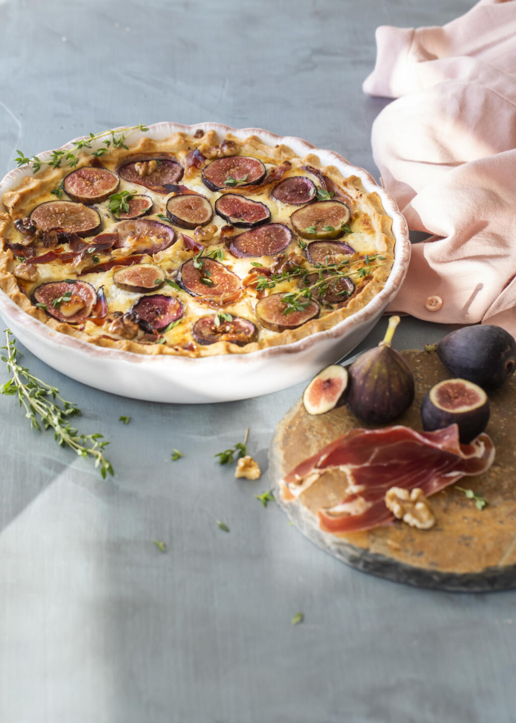 Quiche with ham, figs and goat cheese