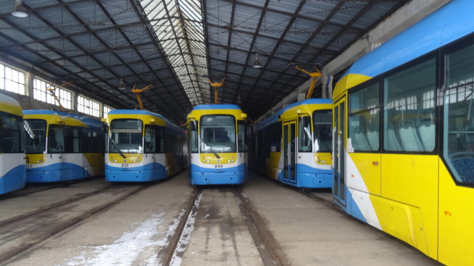 Časť električiek Vario LF2 + stiahli z liniek.
