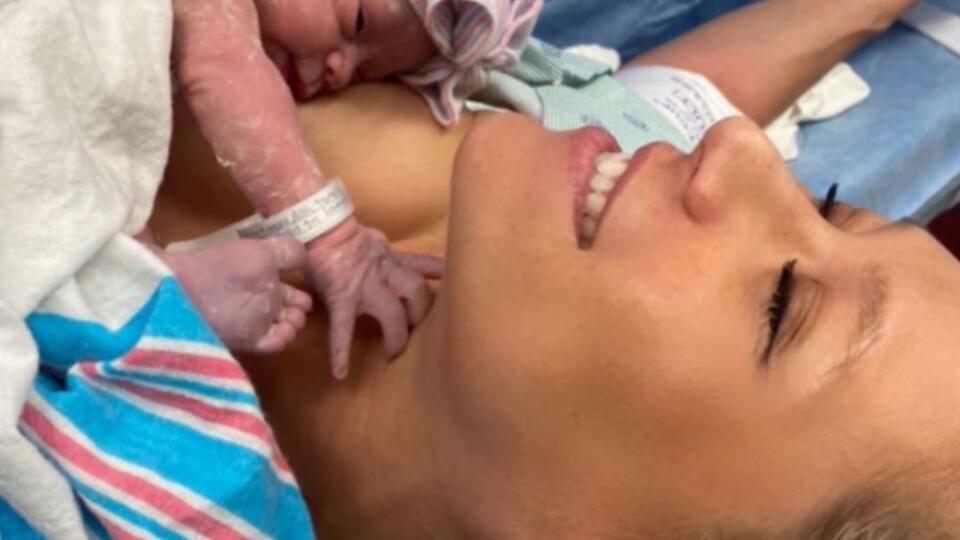 Hoci mnoho žien pred pôrodom nemá čas na skrášľovanie sa, Kurnikovová však rodila dokonale nalíčená.