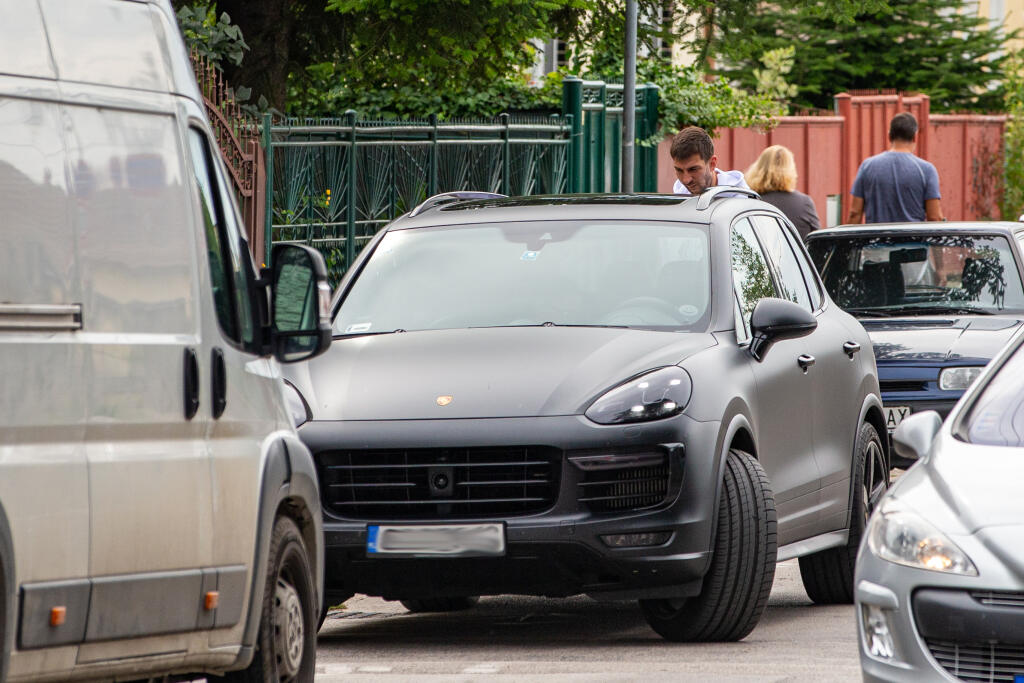 Dušan Kuciak prišiel na zraz s manželkou na luxusnom aute, nechýbala ani pusa na rozlúčku.