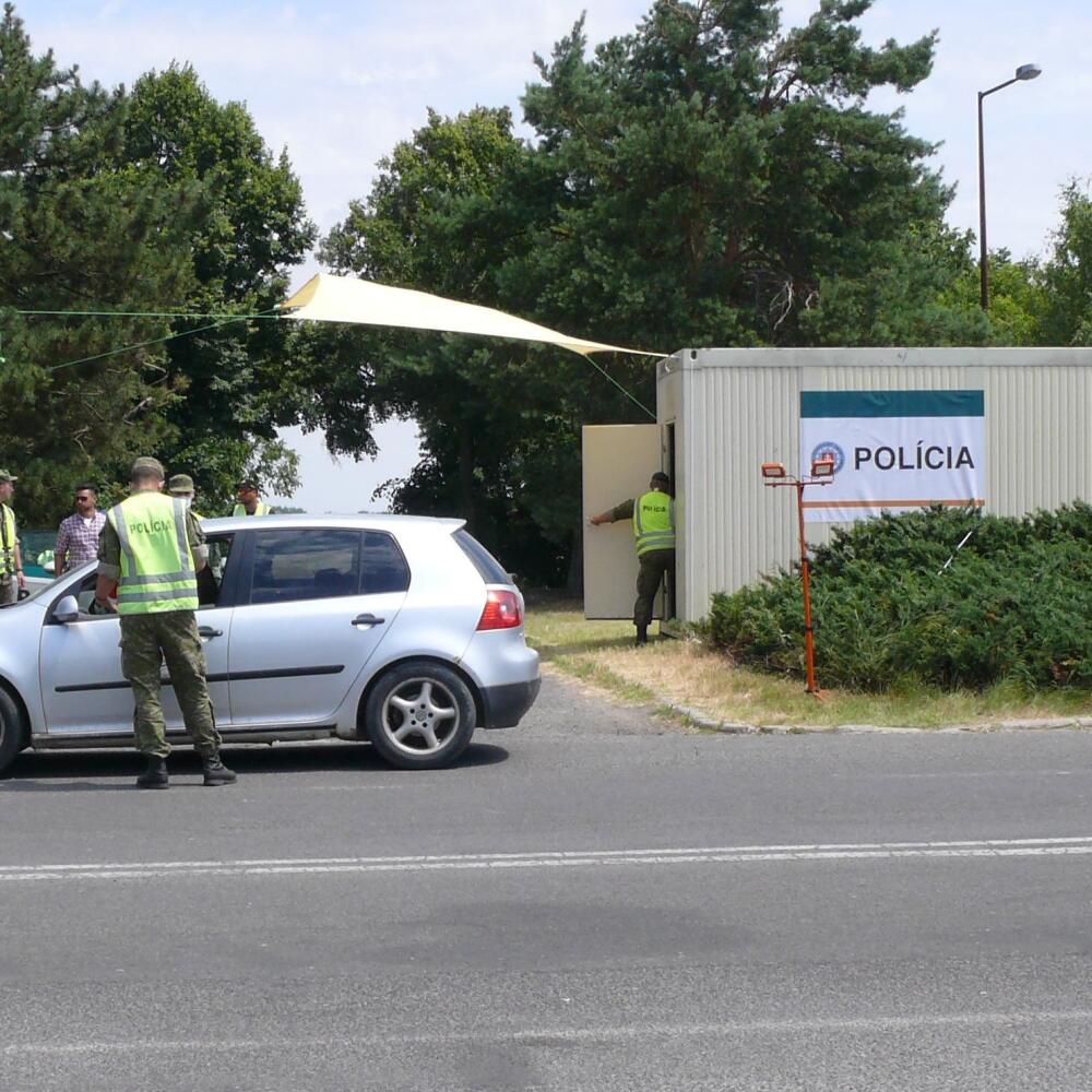 Všetky bývalé hraničné priechody tretej kategórie sú od piatka rána otvorené, polícia spolu s armádou, príslušníkmi Finančnej správy (FS) SR a Zboru väzenskej a justičnej stráže (ZVJS) naďalej vykonáva kontroly plnenia karanténnych povinností osôb pri vstupe na územie Slovenska. Na snímke policajná kontrola na hraničnom priechode s Maďarskom Čunovo – Rajka v piatok 9. júla 2021. FOTO TASR - Miroslav Košírer