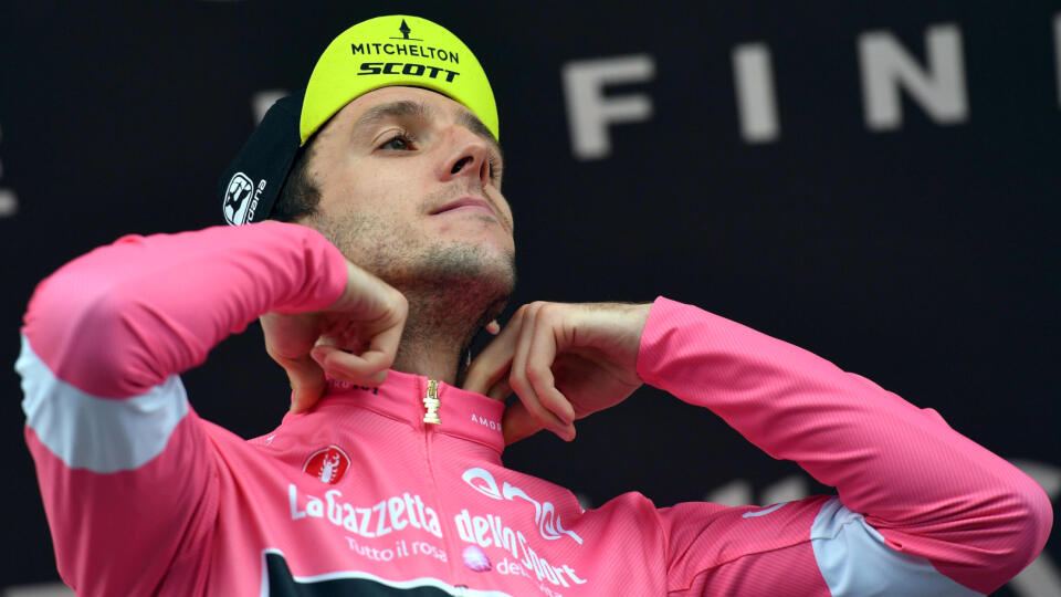 SIMON YATES - Britského cyklistu pozitívne testovali na koronavírus počas Giro d'Italia a pred 8. etapou odstúpil z pretekov. Jazdec tímu Mitchelton-Scott a jeden z najväčších favoritov na celkové prvenstvo figuroval v priebežnom poradí na 21. mieste.