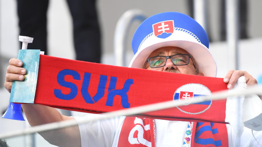 Na snímke fanúšik Slovenska na tribúne pred zápasom E-skupiny na majstrovstvách Európy vo futbale Poľsko - Slovensko 14. júna 2021 v ruskom Petrohrade. FOTO TASR - Martin Baumann