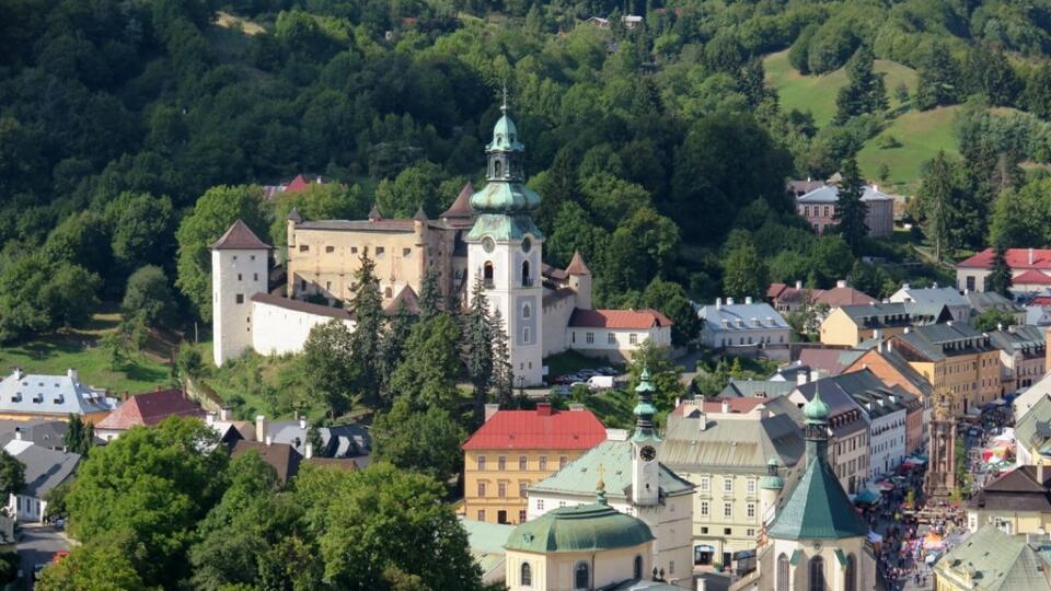 Banská Štiavnica patrí k najkrajším mestečkám v strednej Európe a stala sa ob-ľúbeným miestom romantických výletov.